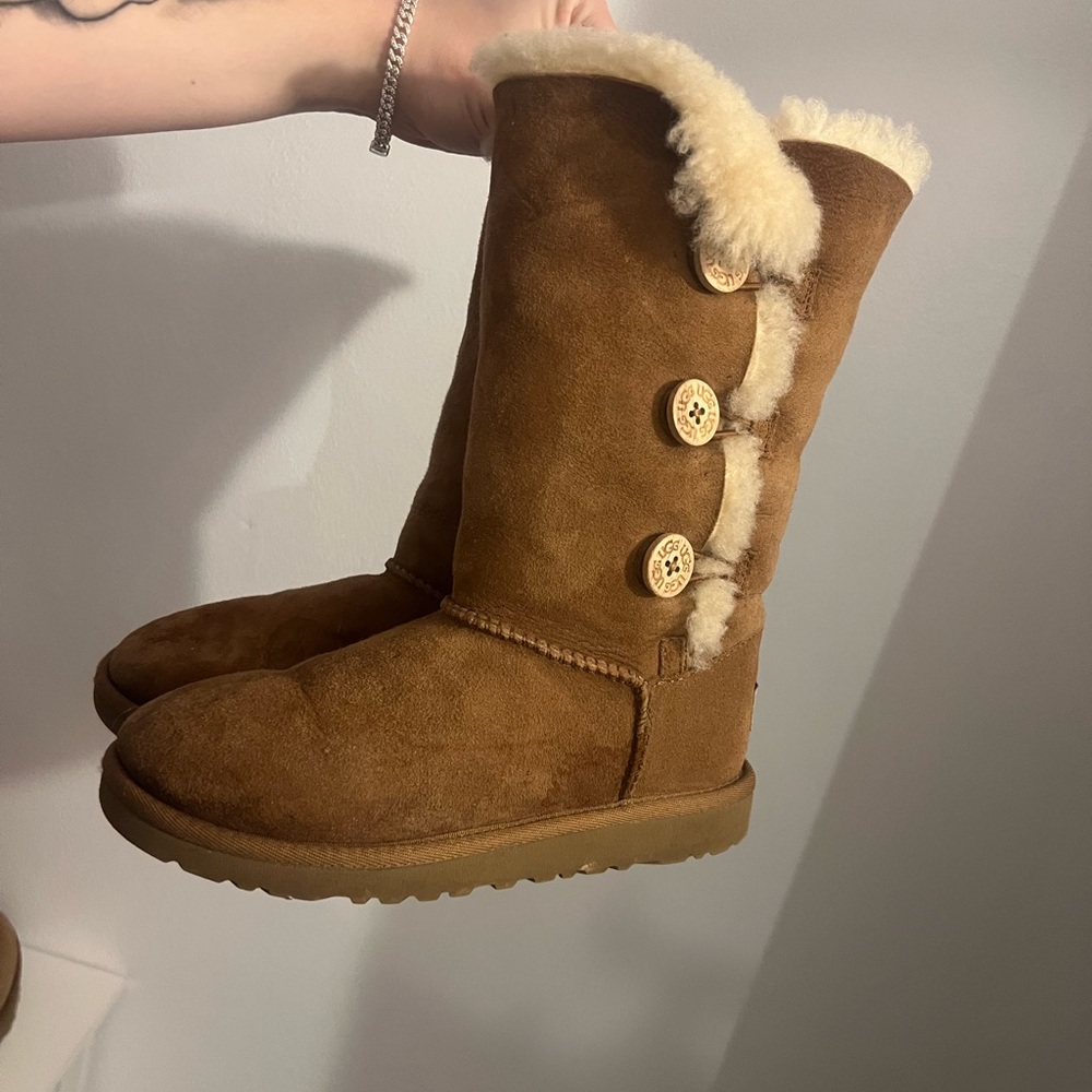 UGGS - Picture 2 of 4